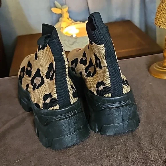 YOKI Women's Comfort Leopard Sneaker NWT - Picture 3 of 6